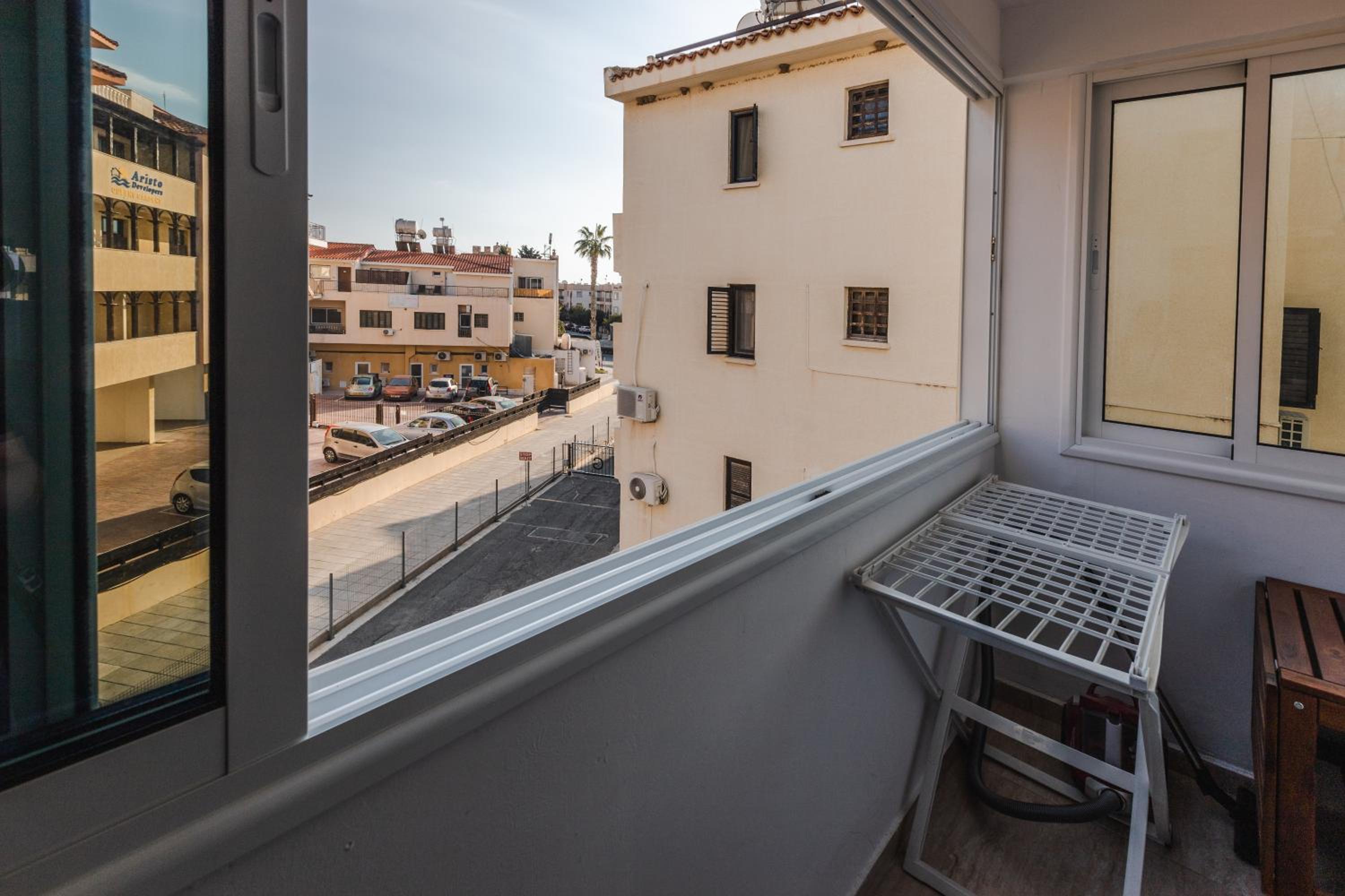 Alexis Apartments - Modern 2-bedroom with swimming pool