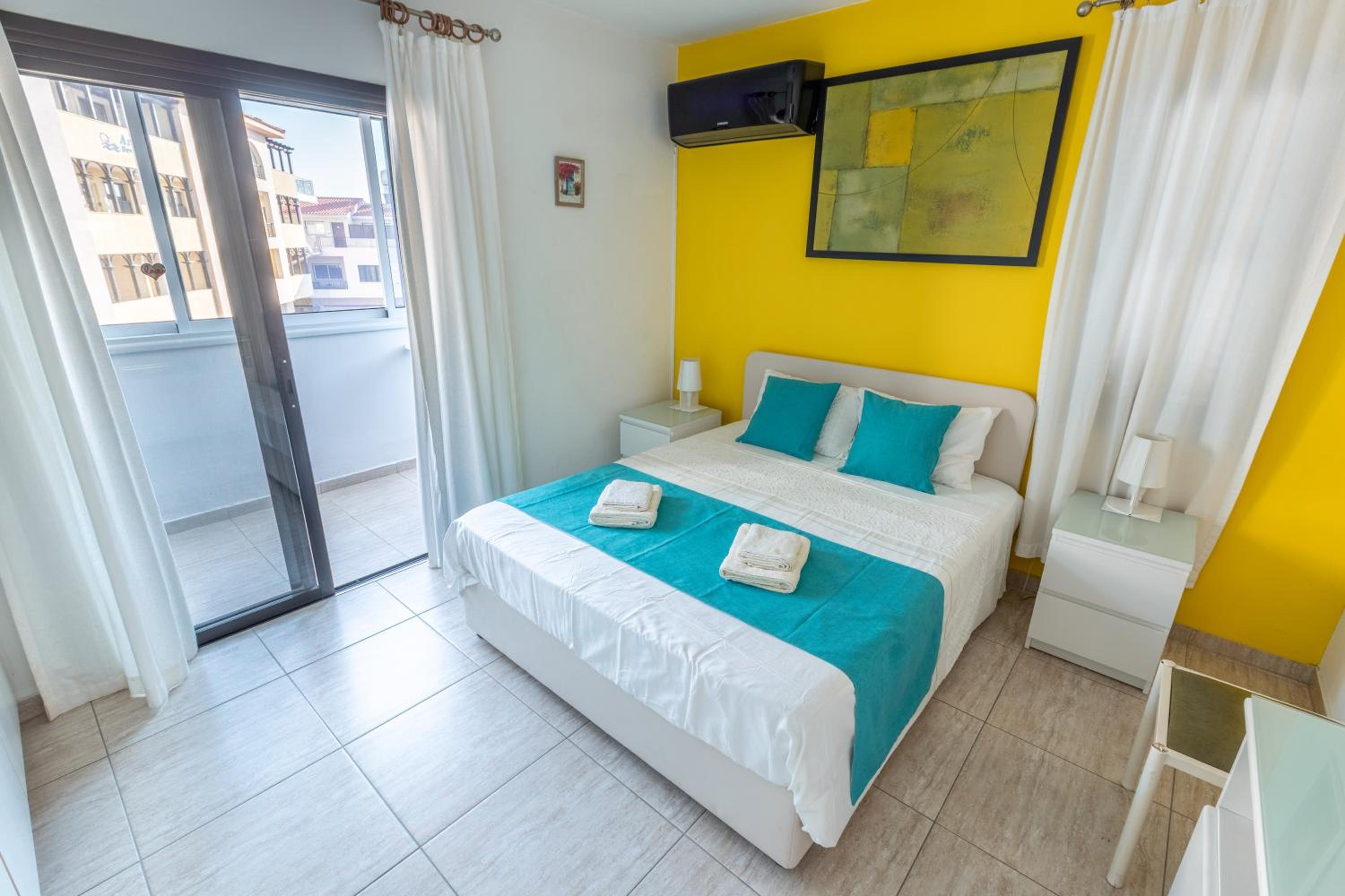 Alexis Apartments - Modern 2-bedroom with swimming pool
