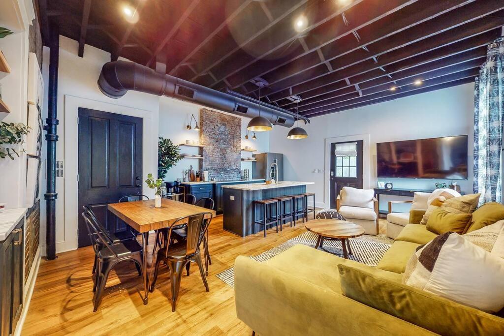 Luxury 8 Bed/4 Ba NuLu Home Private yard/parking view 3