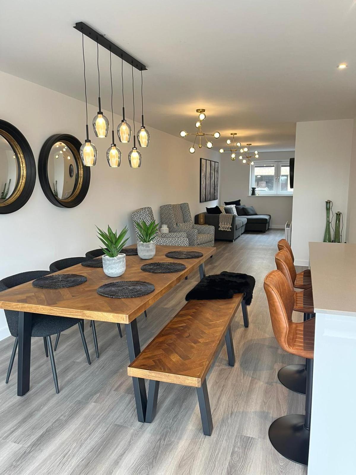 Outstanding 5 Bedroom Townhouse, Canal Views By Valore Property Services view 3