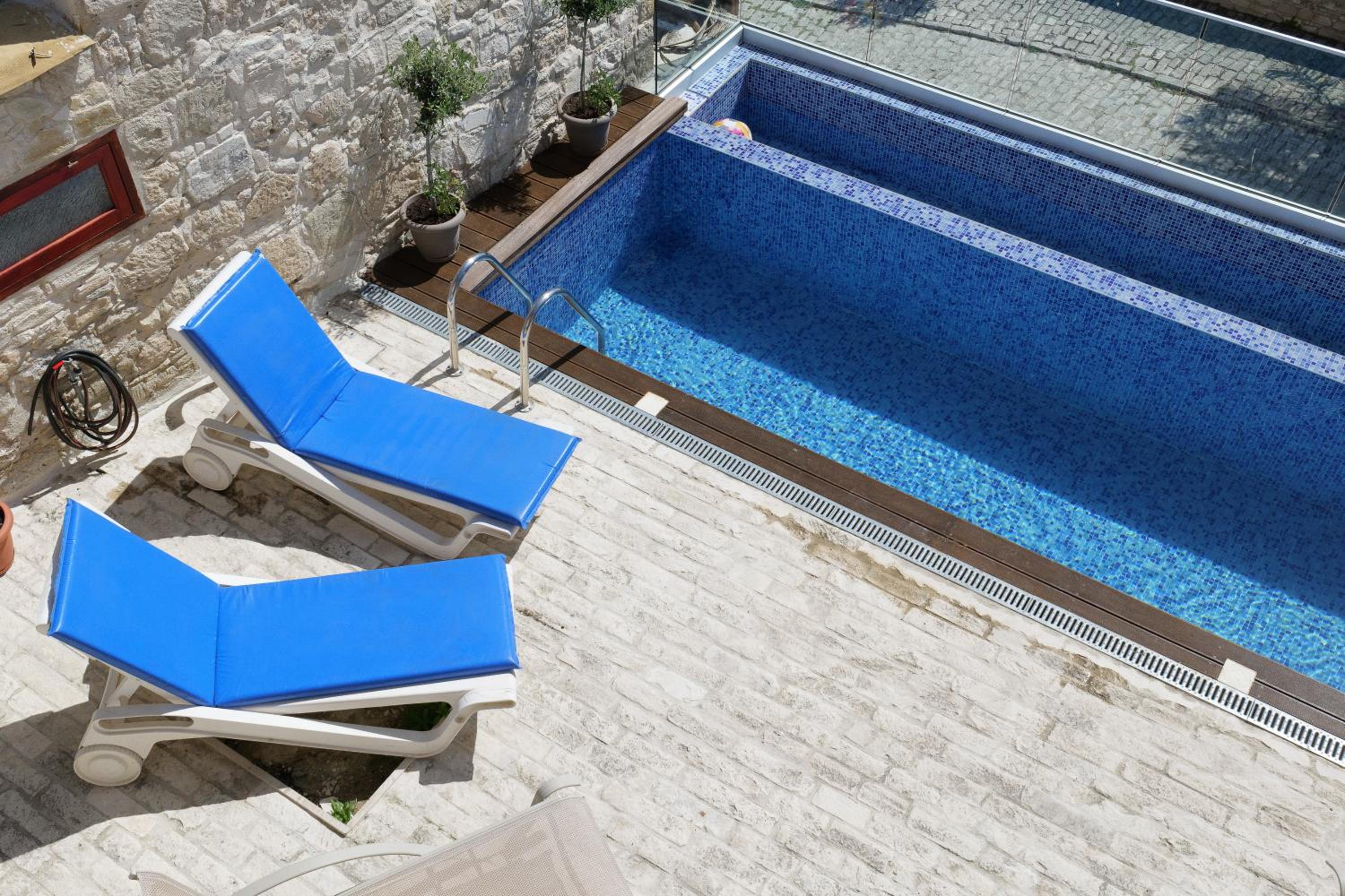 Stonehouse with private swimming pool
