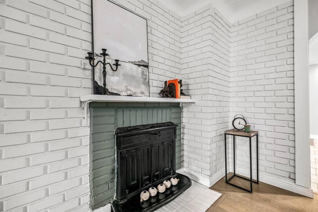 Spacious 3 Bedroom - Sleeps 8 - Central Location view 5