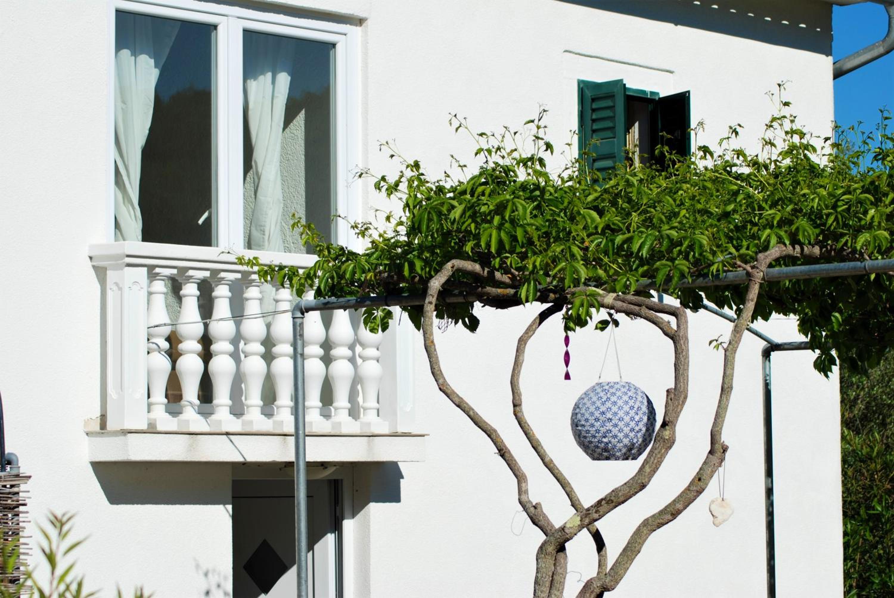 Spacious house in Lukoran with sea view