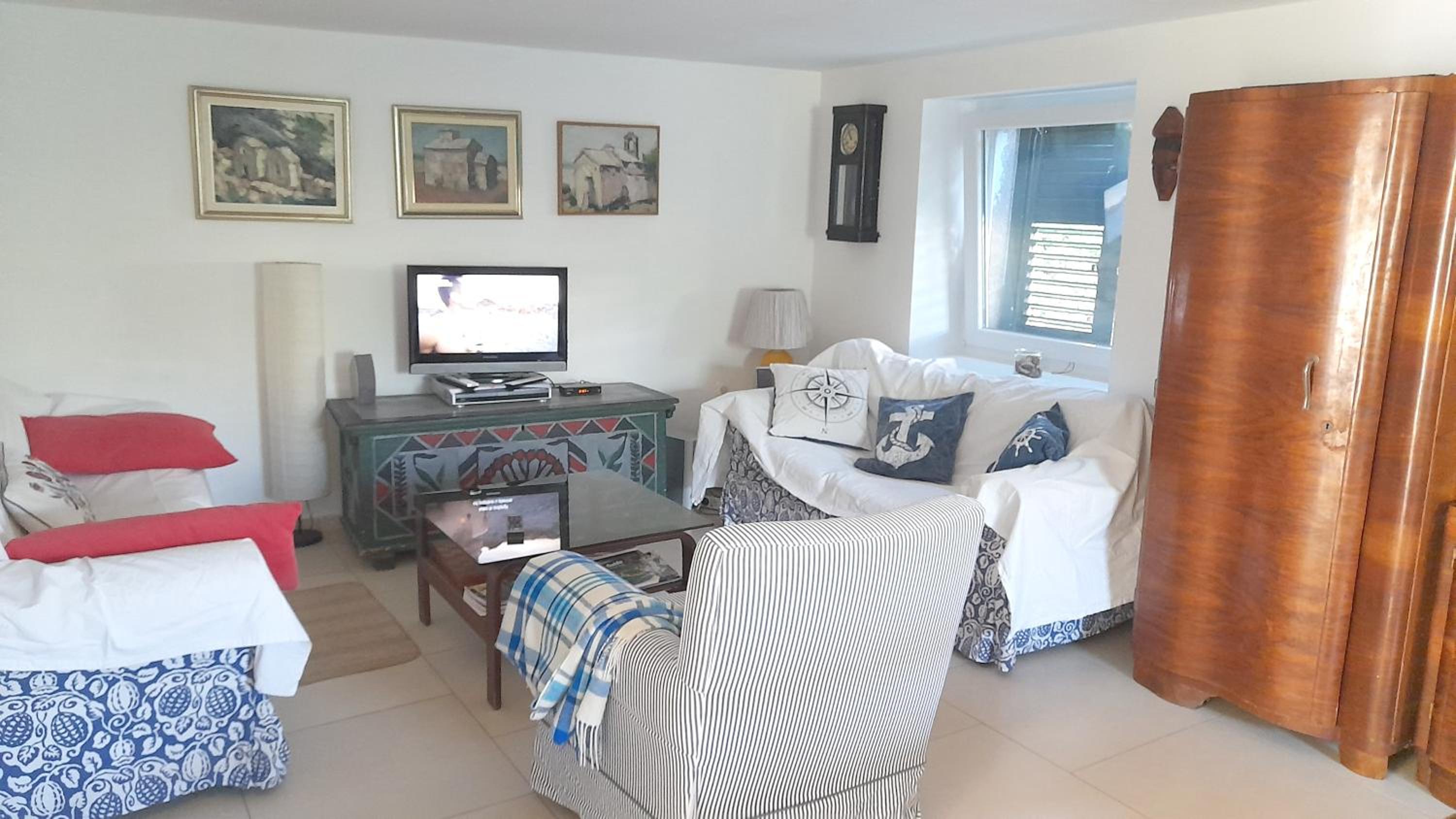Spacious house in Lukoran with sea view