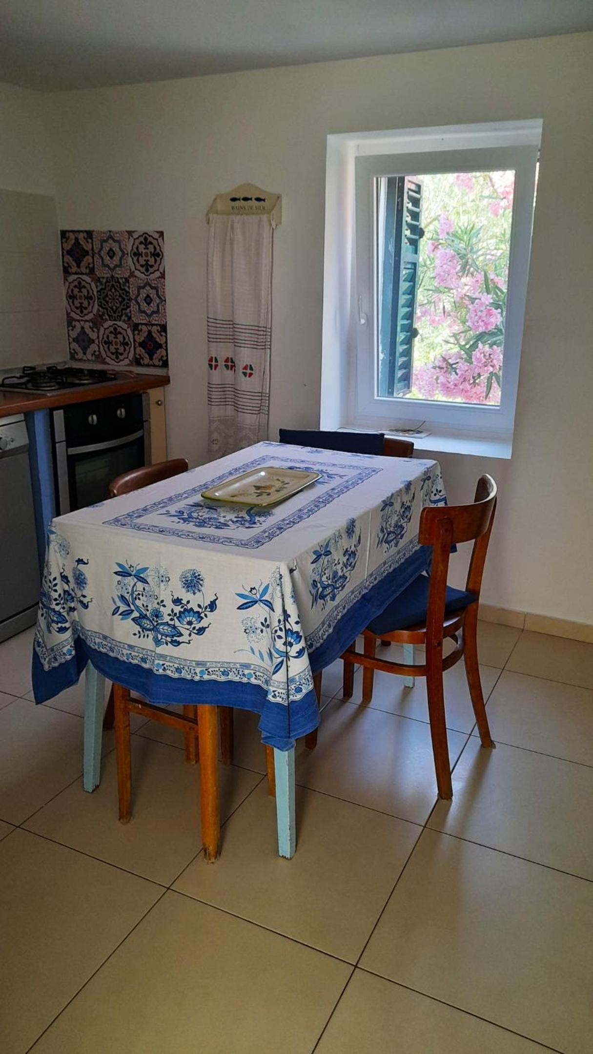 Spacious house in Lukoran with sea view