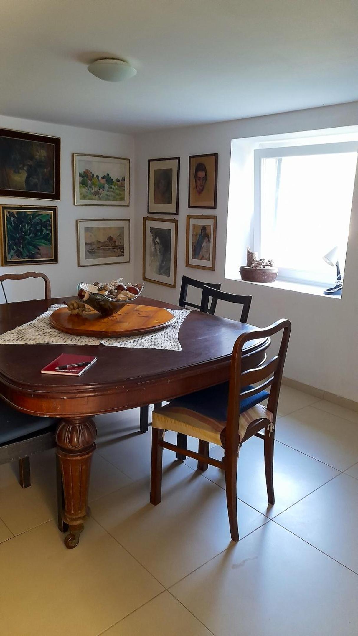 Spacious house in Lukoran with sea view