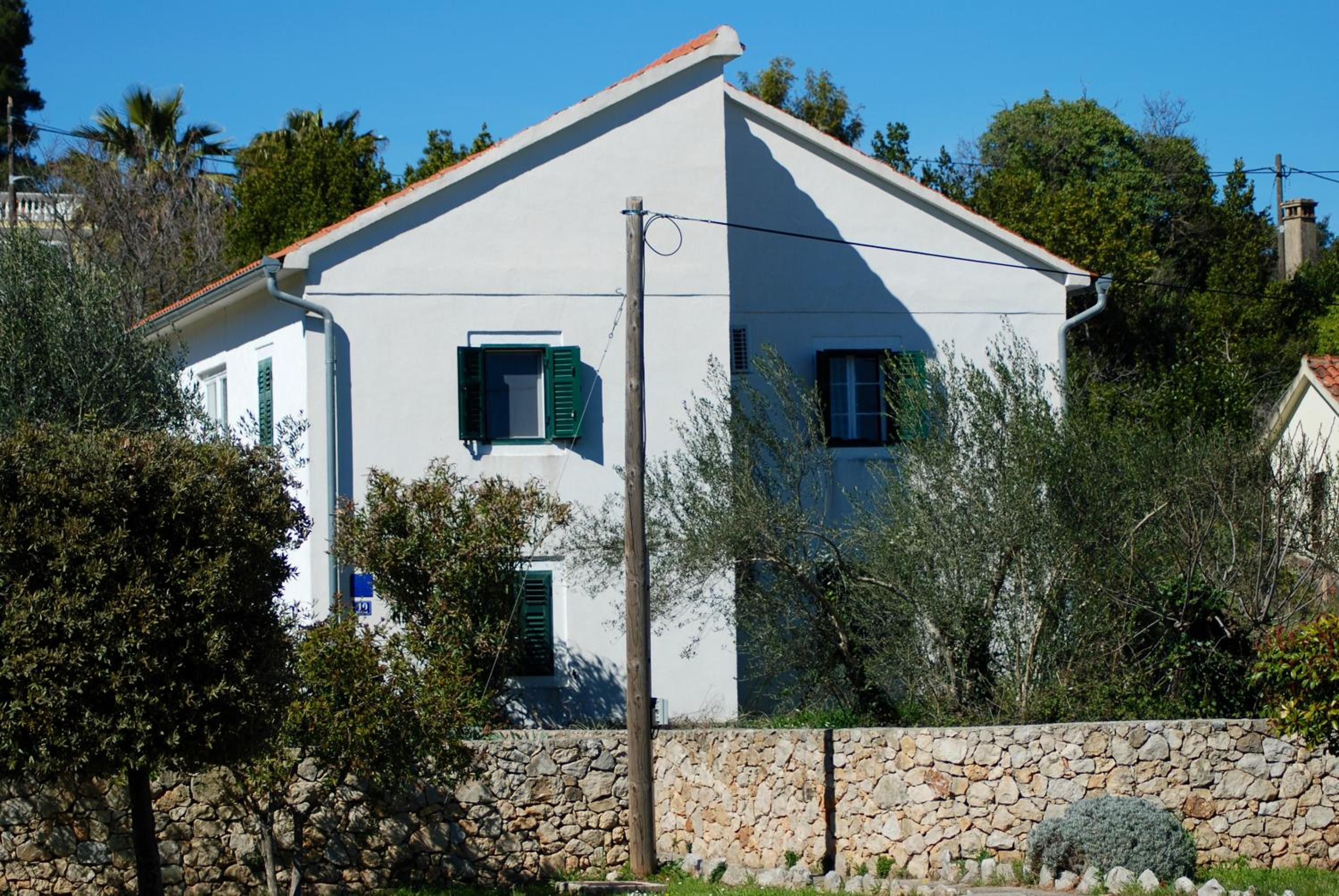 Spacious house in Lukoran with sea view