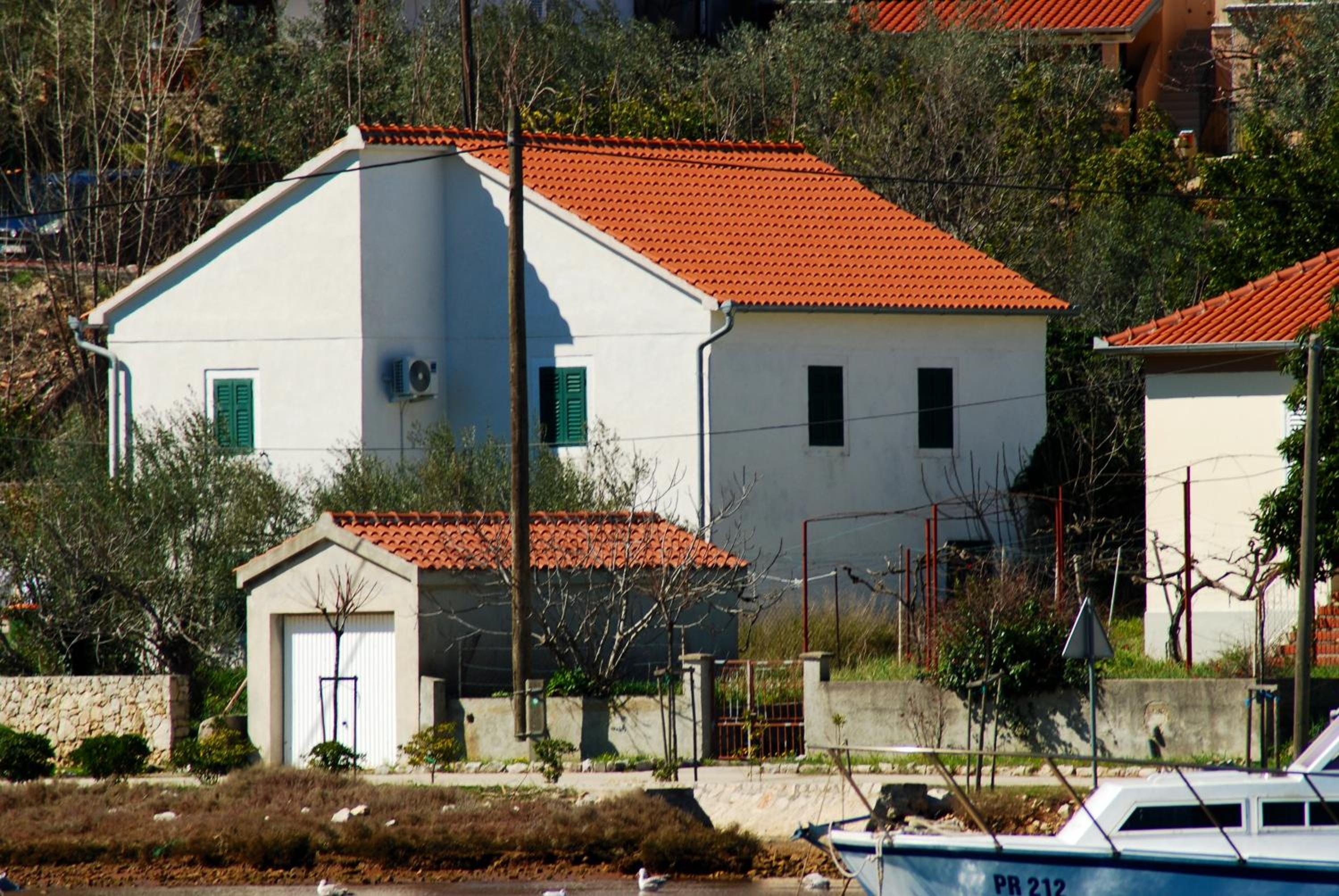 Spacious house in Lukoran with sea view