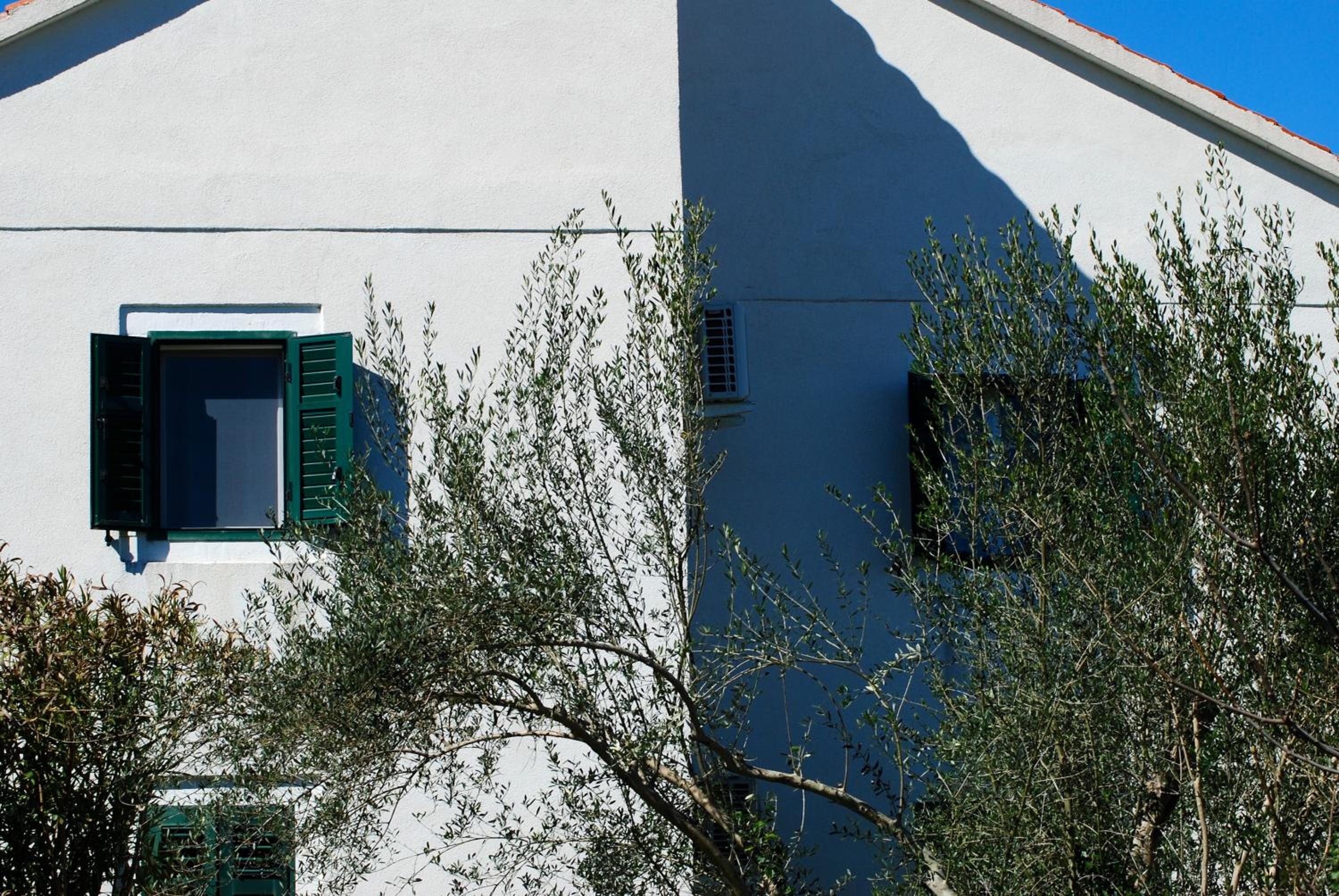 Spacious house in Lukoran with sea view