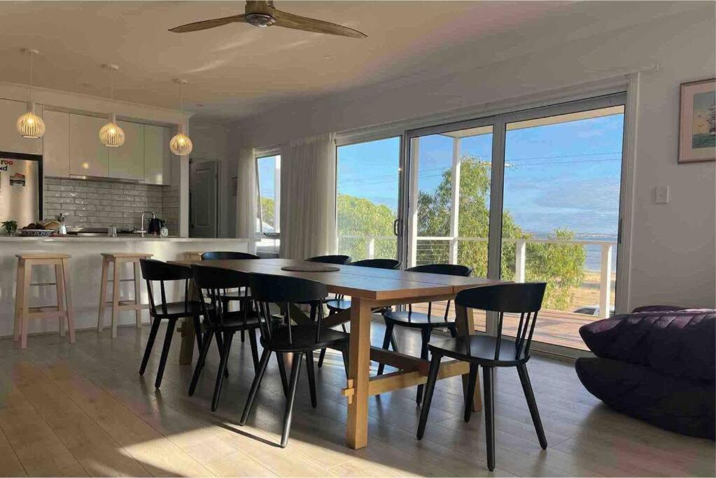 Avalon Beachfront Kangaroo Island 4 bedroom home