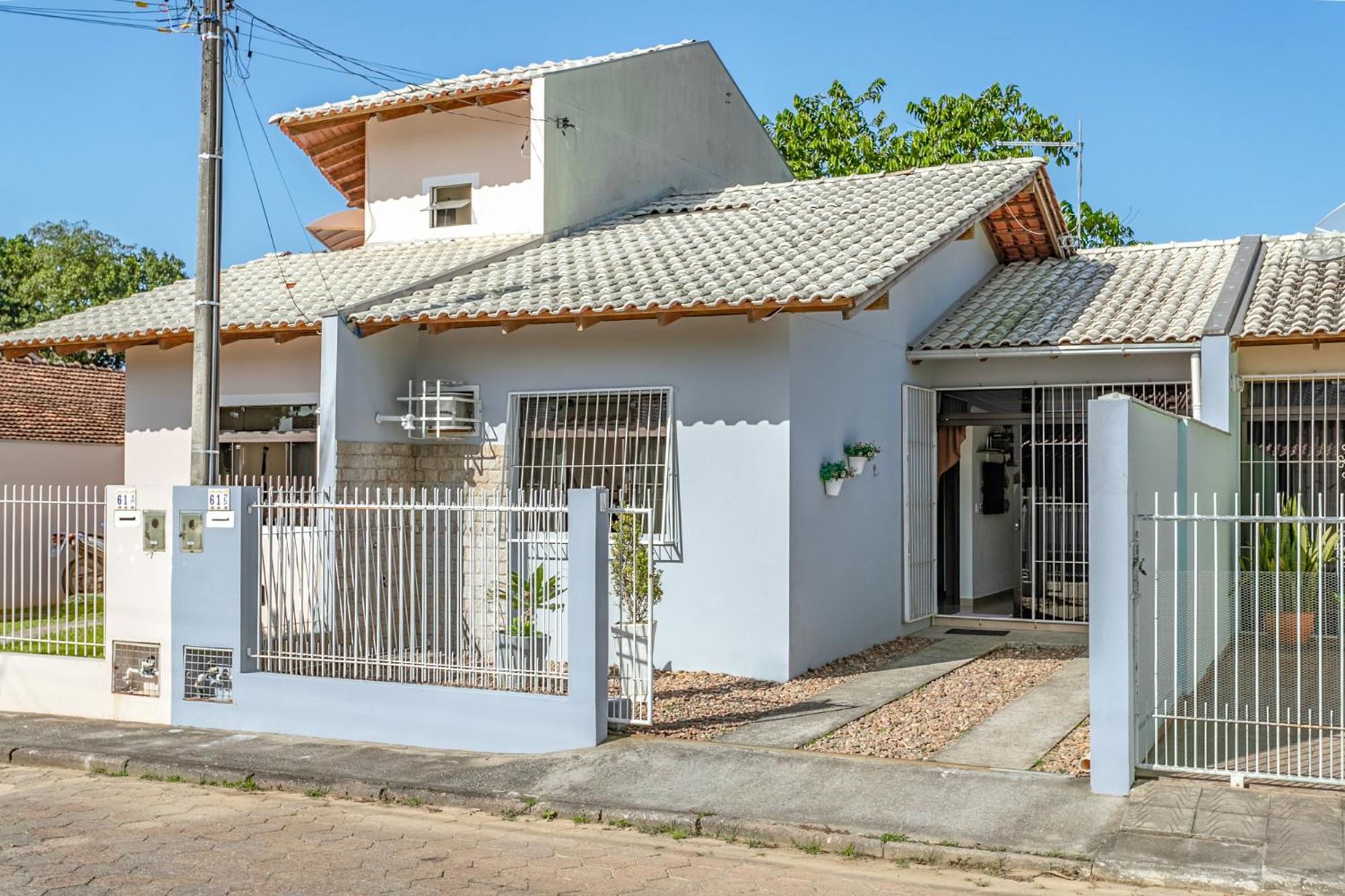 Linda casa a 150m da praia e prox ao Beto Carrero