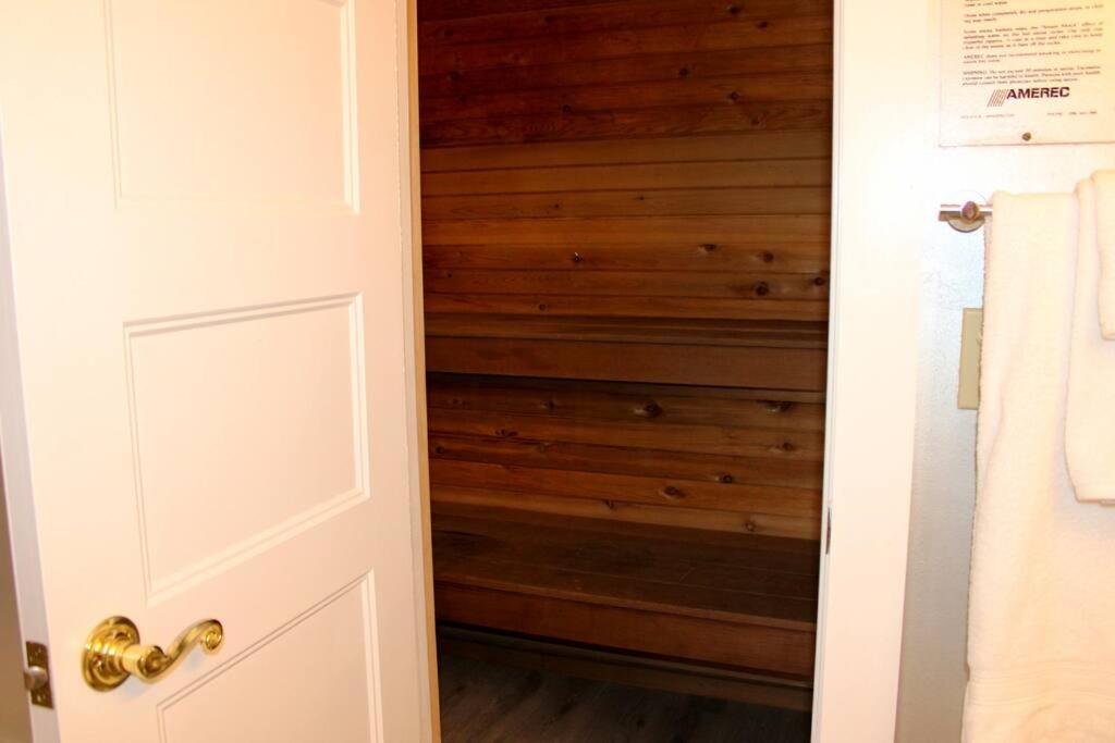 Condo #5 Slopeside One Bedroom with Sauna and Hot tub