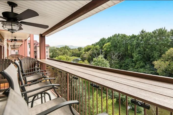 Hotel Bandit's Riverfront Retreat - Mountain View- Condo-Fishing-Balcony-Fireplace-Great Location! - Image 1