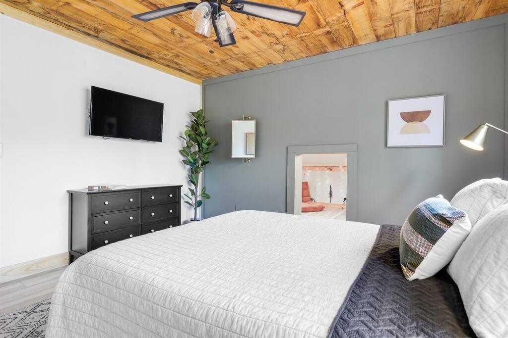 Upscale 3-Bedroom Oasis Nestled in the Woods view 5