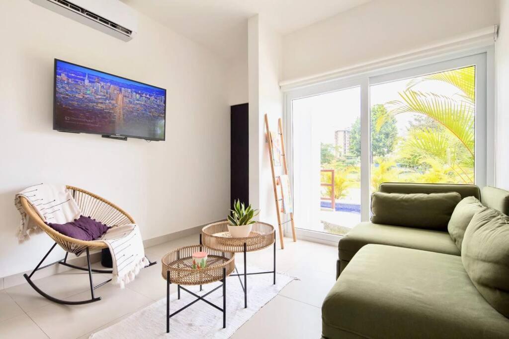 Bright & Airy new Condo, 5 min walk to Jaco Beach!
