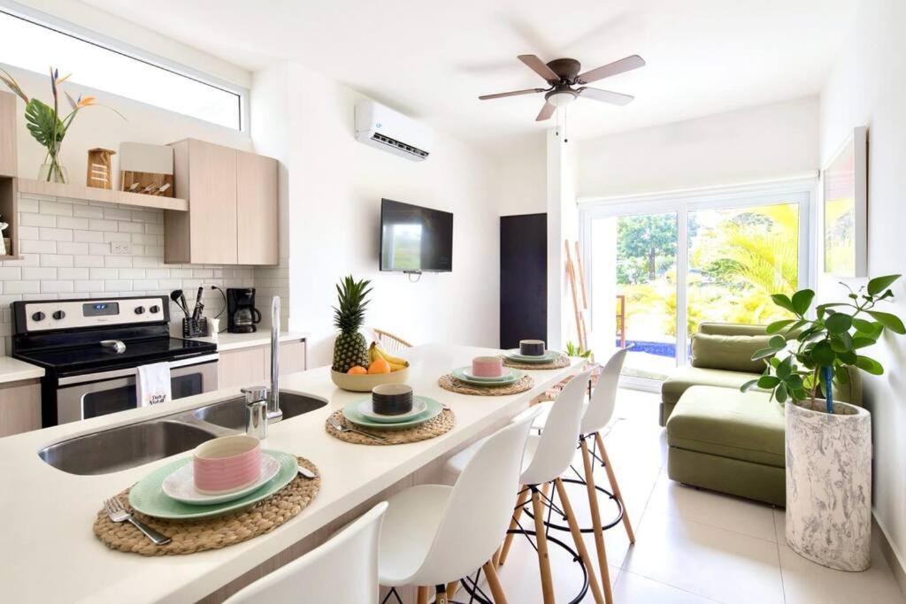 Bright & Airy new Condo, 5 min walk to Jaco Beach!