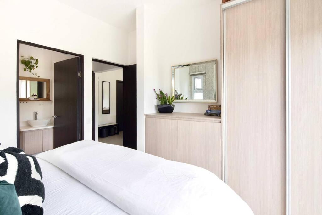 Bright & Airy new Condo, 5 min walk to Jaco Beach!