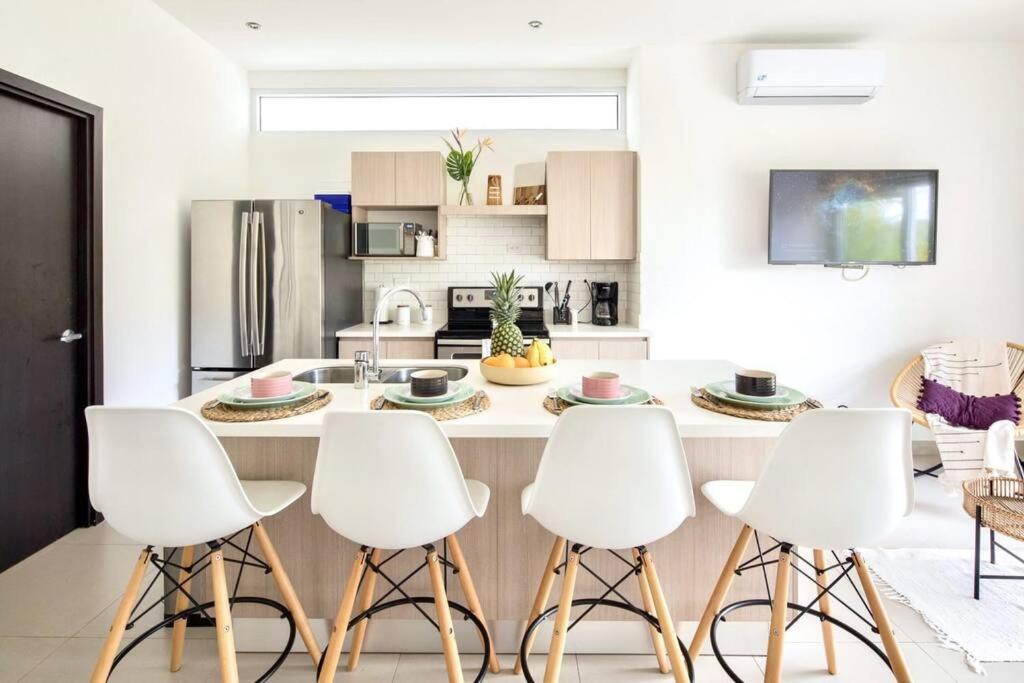 Bright & Airy new Condo, 5 min walk to Jaco Beach!