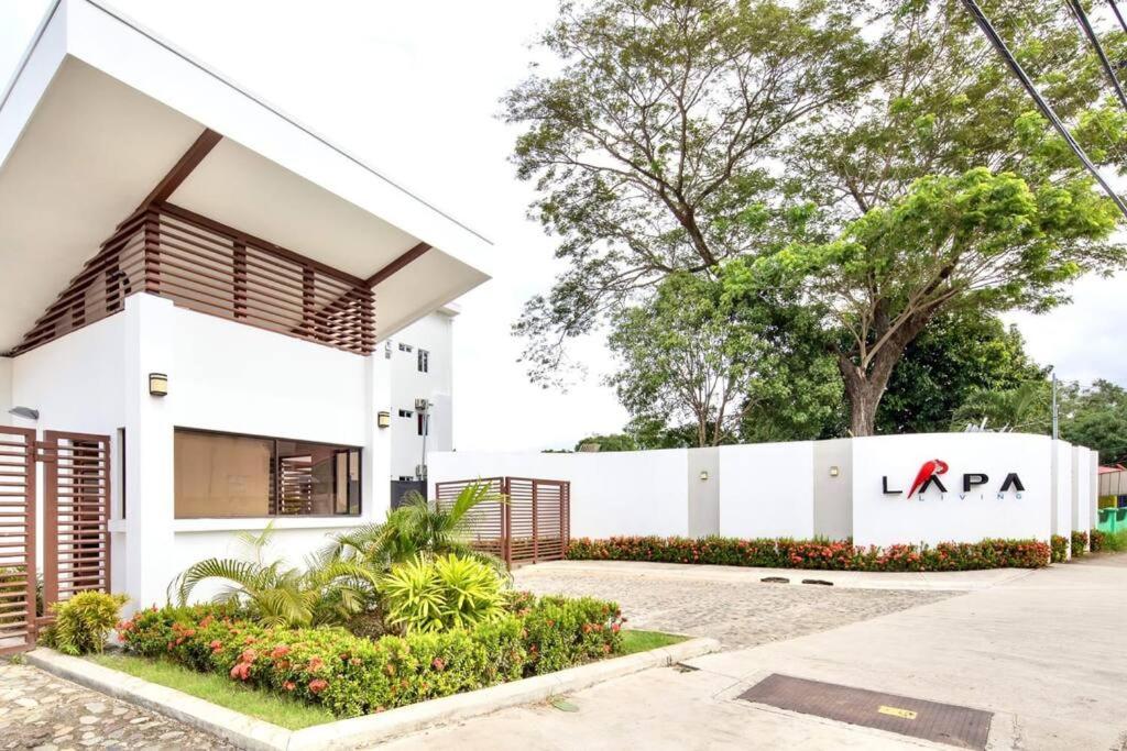 Bright & Airy new Condo, 5 min walk to Jaco Beach!