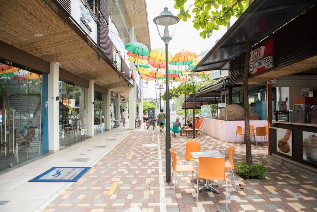 Bright & Airy new Condo, 5 min walk to Jaco Beach!