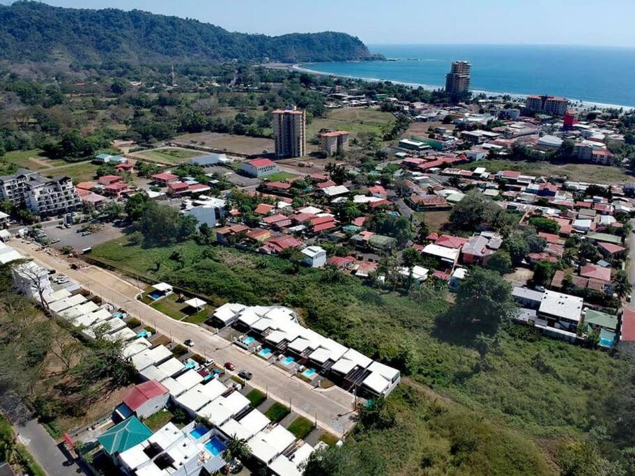 Bright & Airy new Condo, 5 min walk to Jaco Beach!