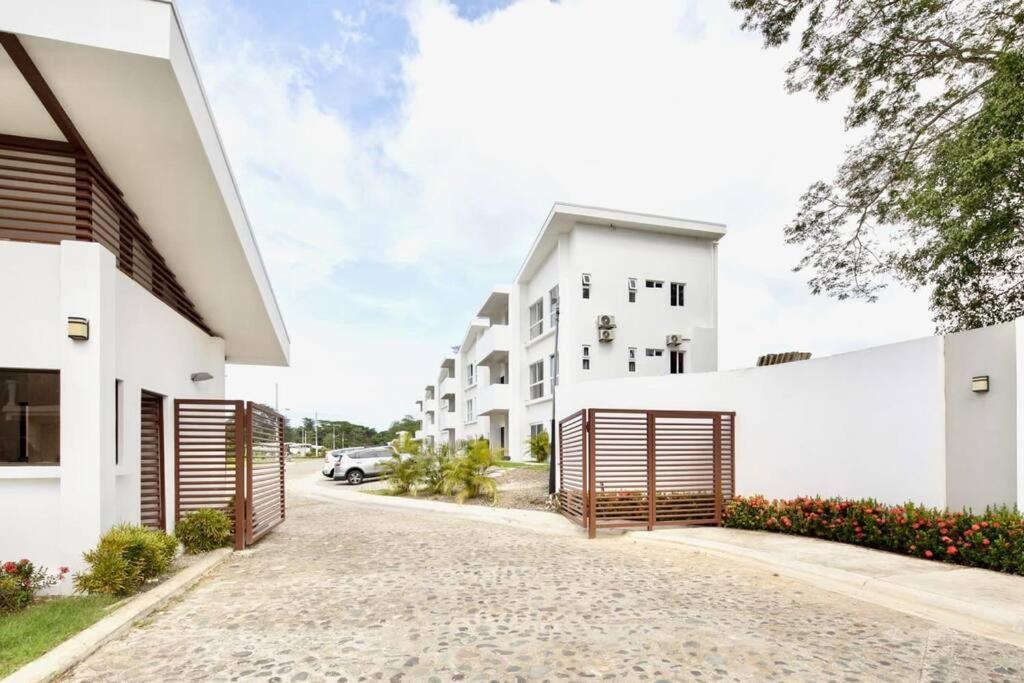 Bright & Airy new Condo, 5 min walk to Jaco Beach!