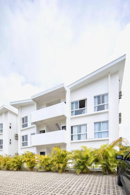 Bright & Airy new Condo, 5 min walk to Jaco Beach!
