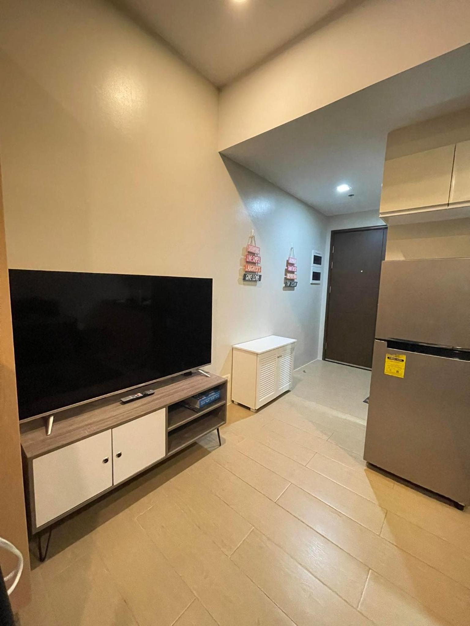 EJ's Staycation 4th F with 200mbps Wi-Fi and NETFLIX