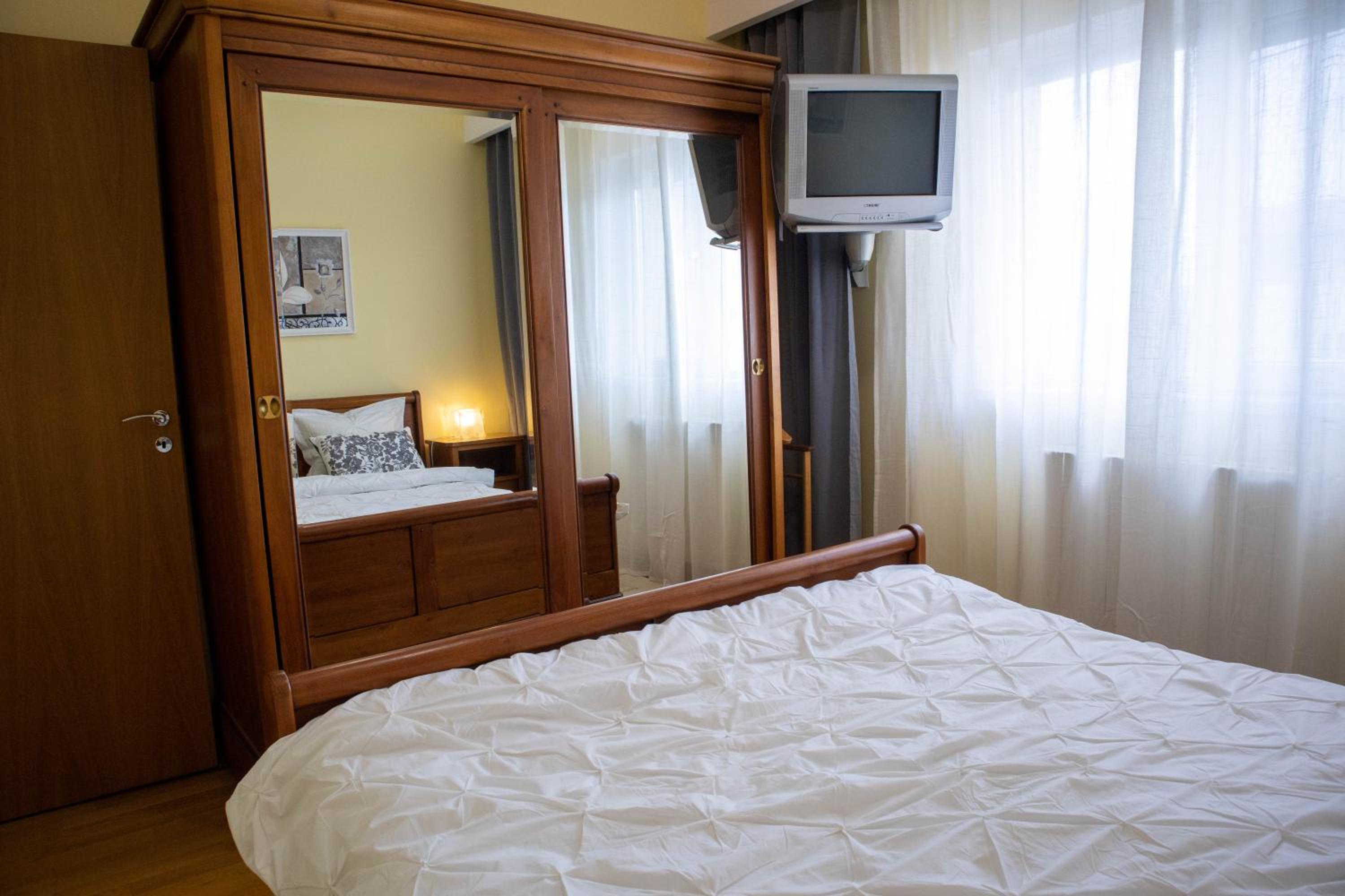 OAK Apartment - Piata Victoriei view 4