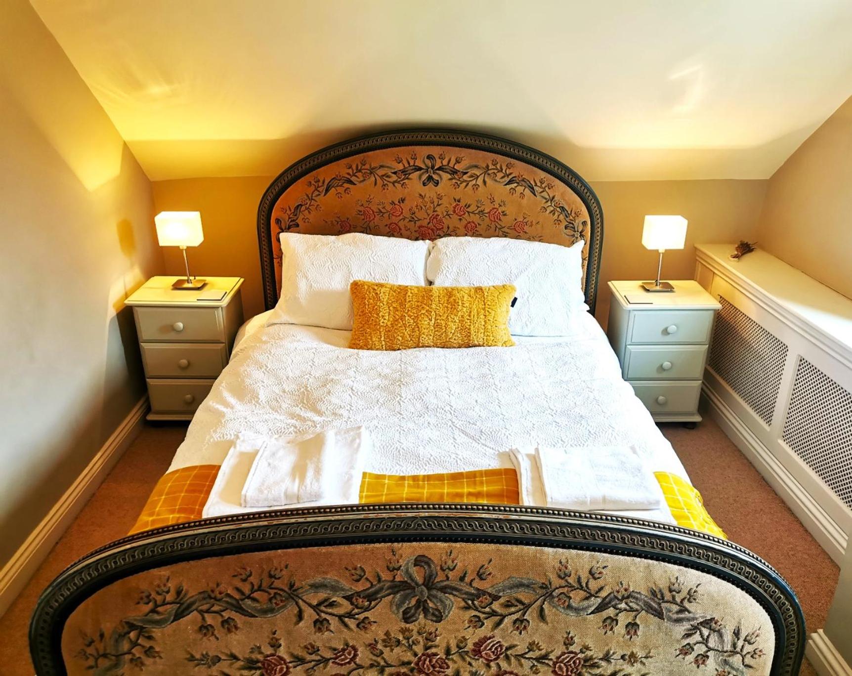 Historic, traditional & Spacious Wiltshire Cottage view 5