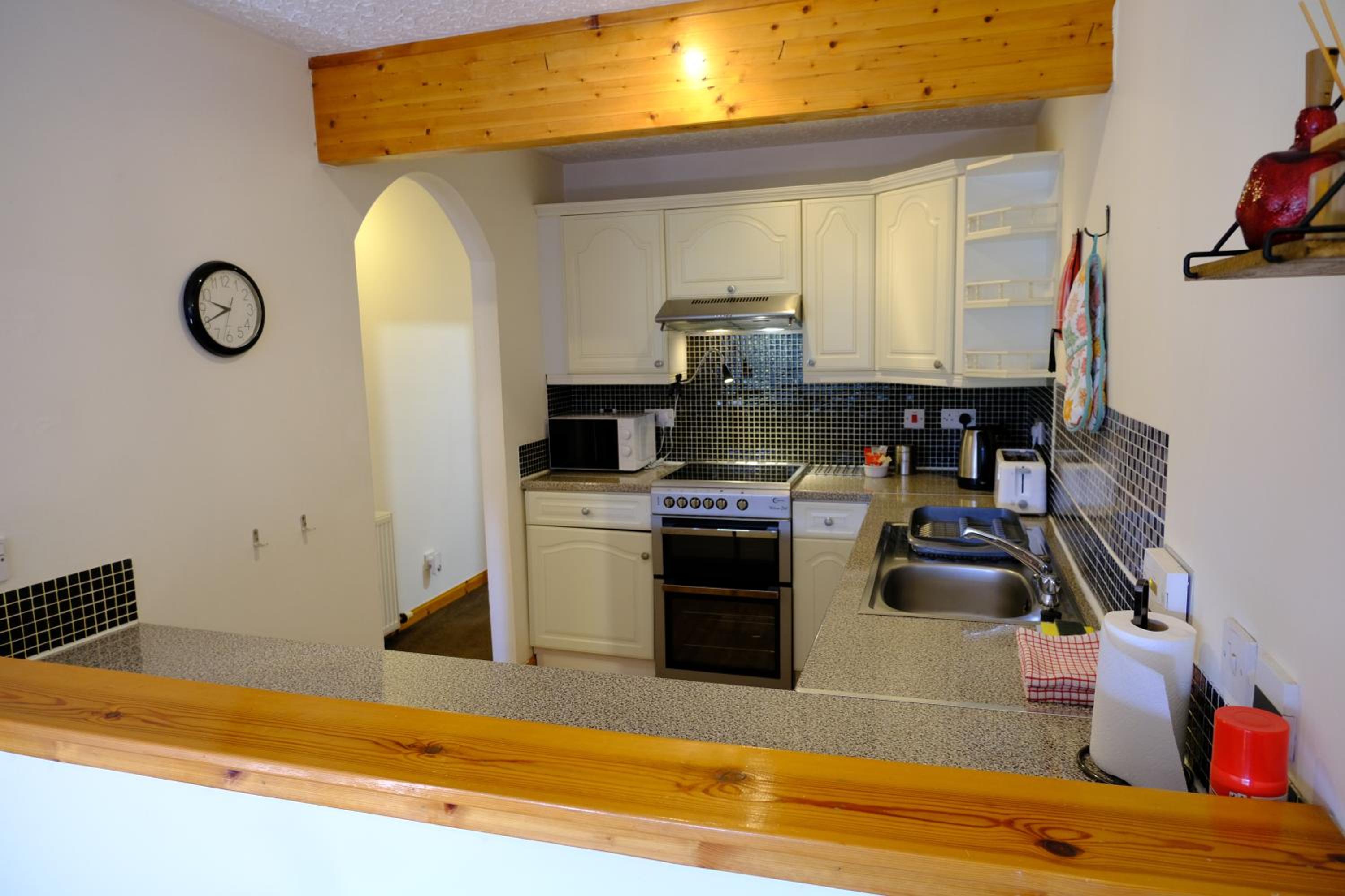 Lovely 1-bedroom apartment with free parking view 5