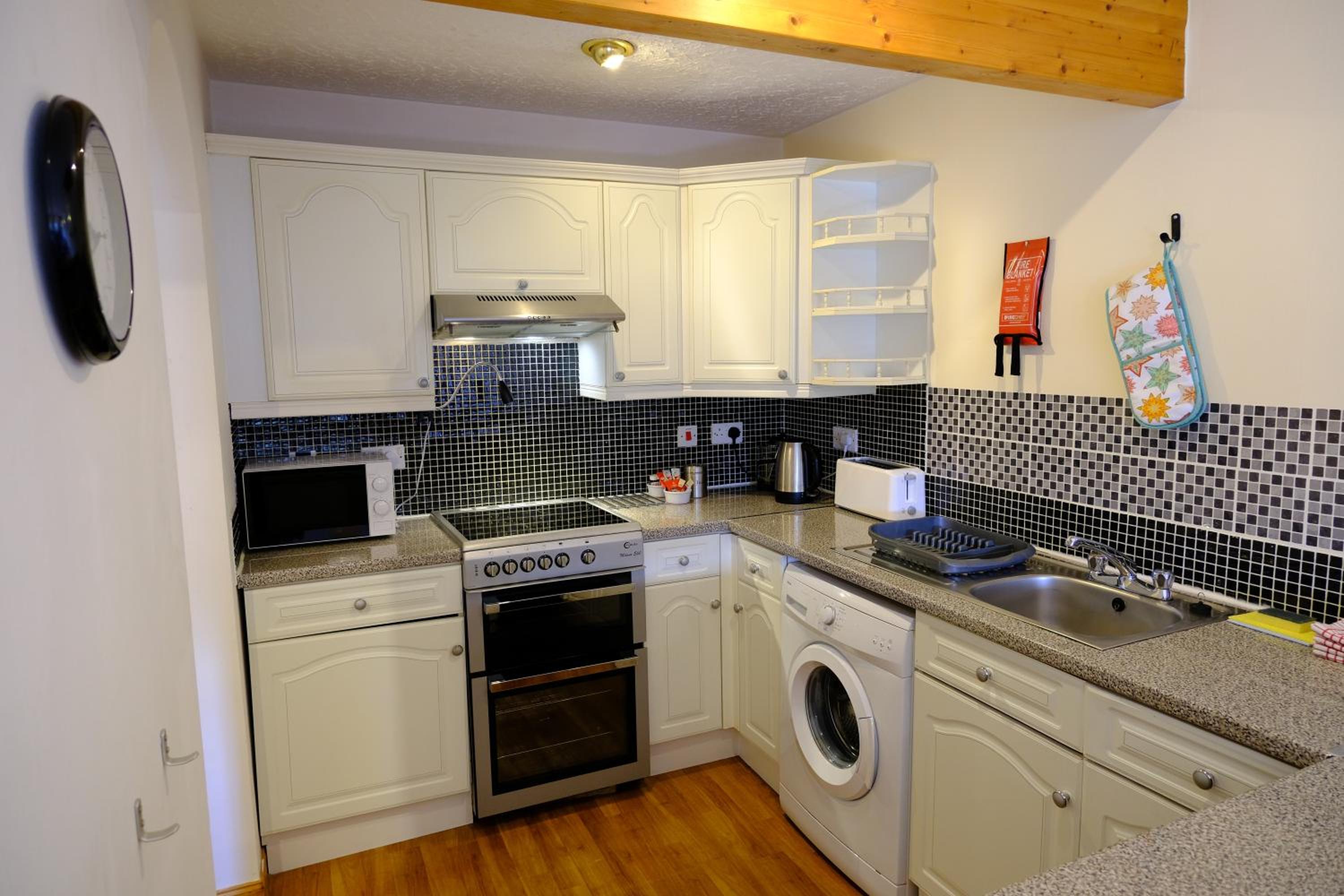 Lovely 1-bedroom apartment with free parking view 4