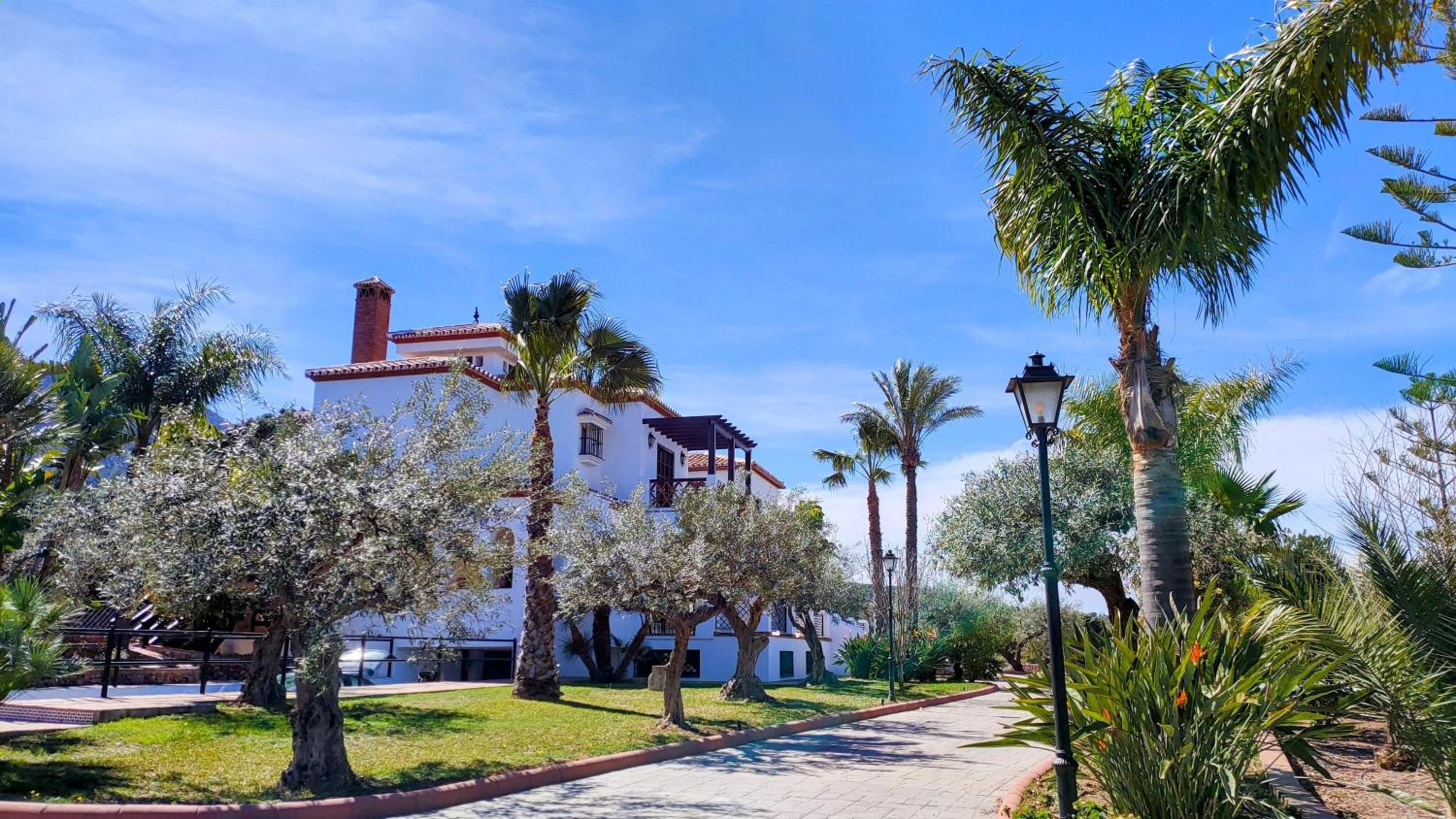 Hotel Luxe Haciënda La Campiña met verwarmd zwembad en tennisbaan. - Image 1