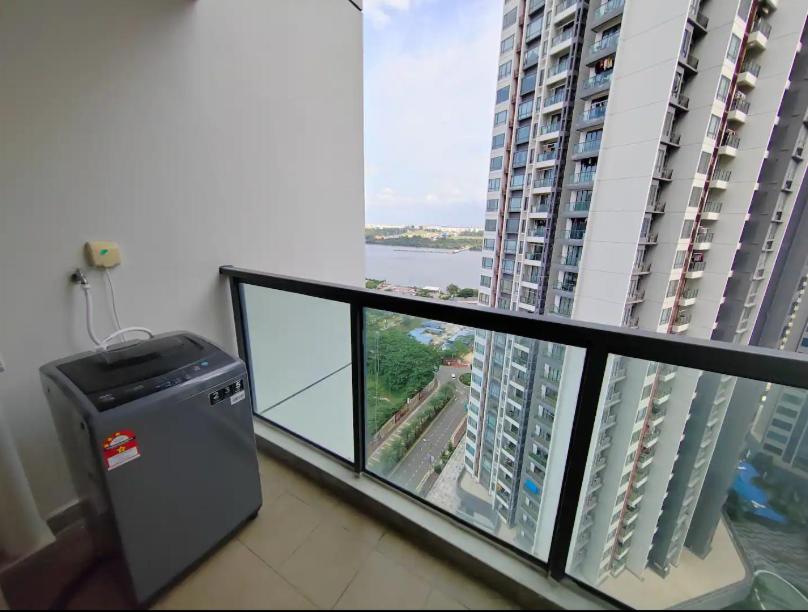 R&F Princess Cove - JB Causeway - Sauna - Netflix - Hotel Like Facilities