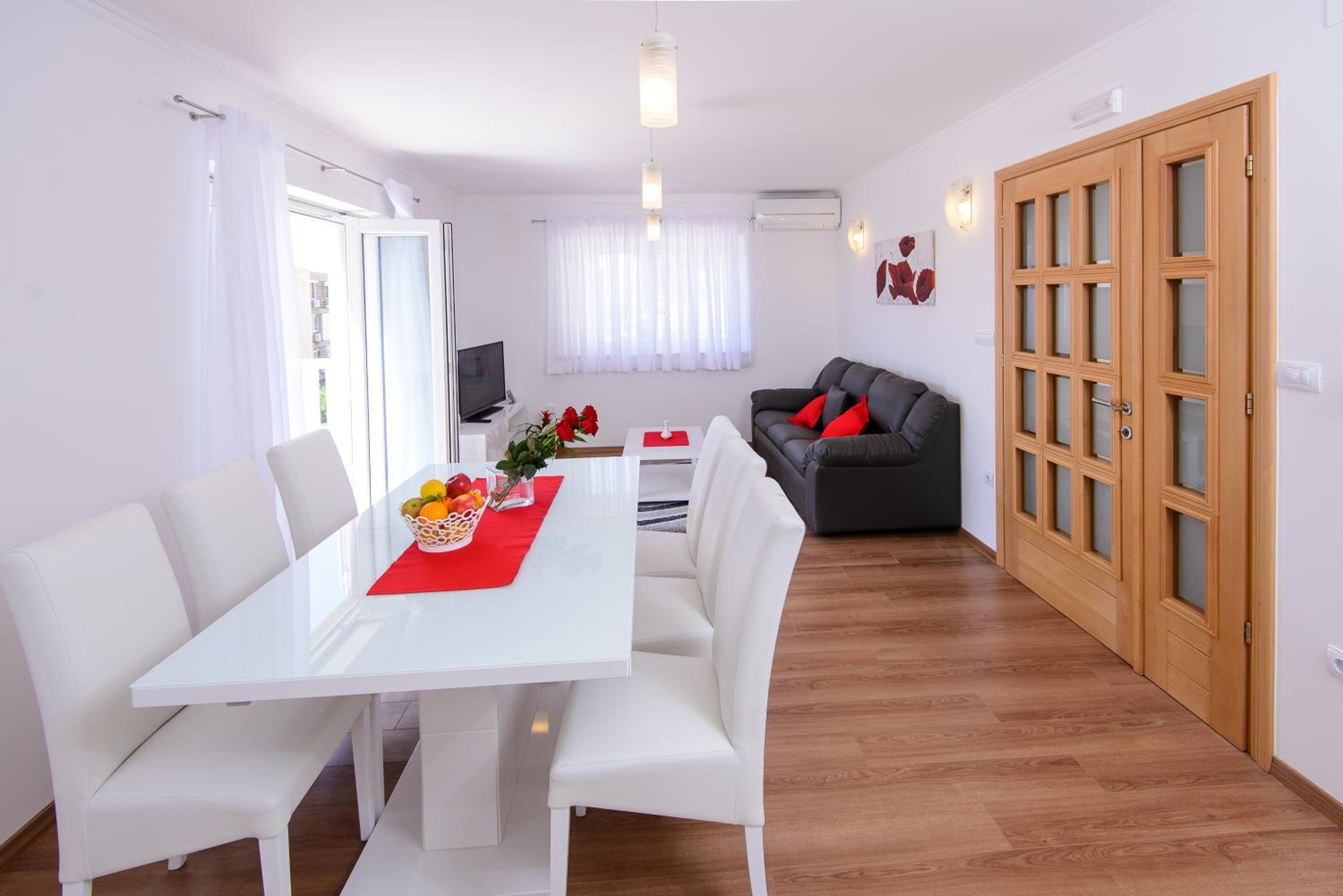 Apartment Violeta 1 with private terrace
