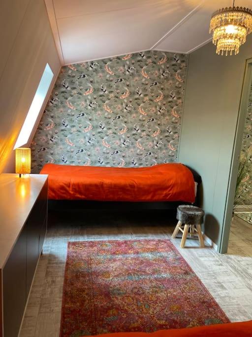 Unieke woonark met privétuin en free parking.
