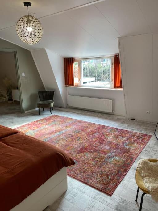 Unieke woonark met privétuin en free parking.