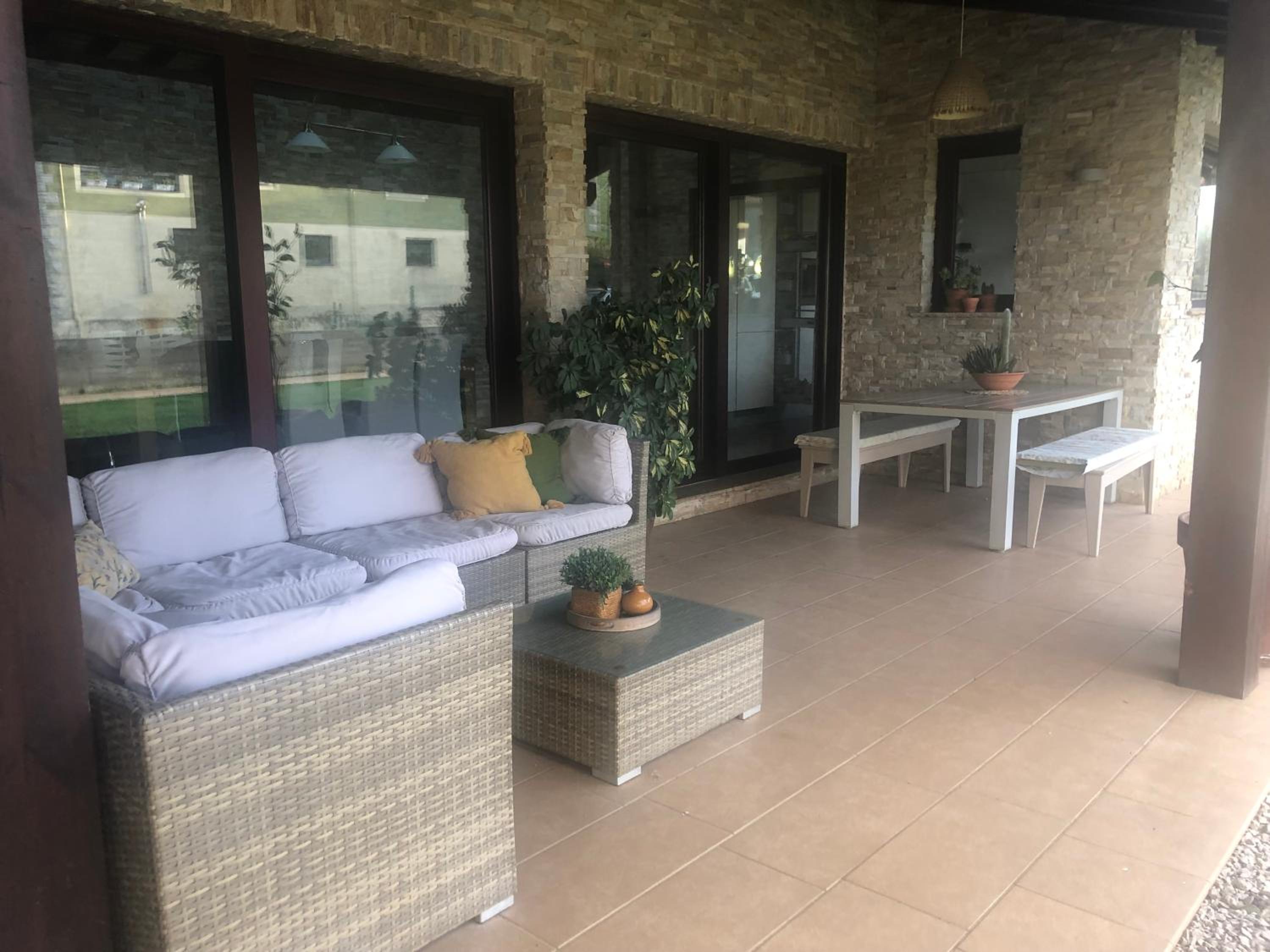 La Carrera, villa moderna con piscina privada en Mogro Cantabria