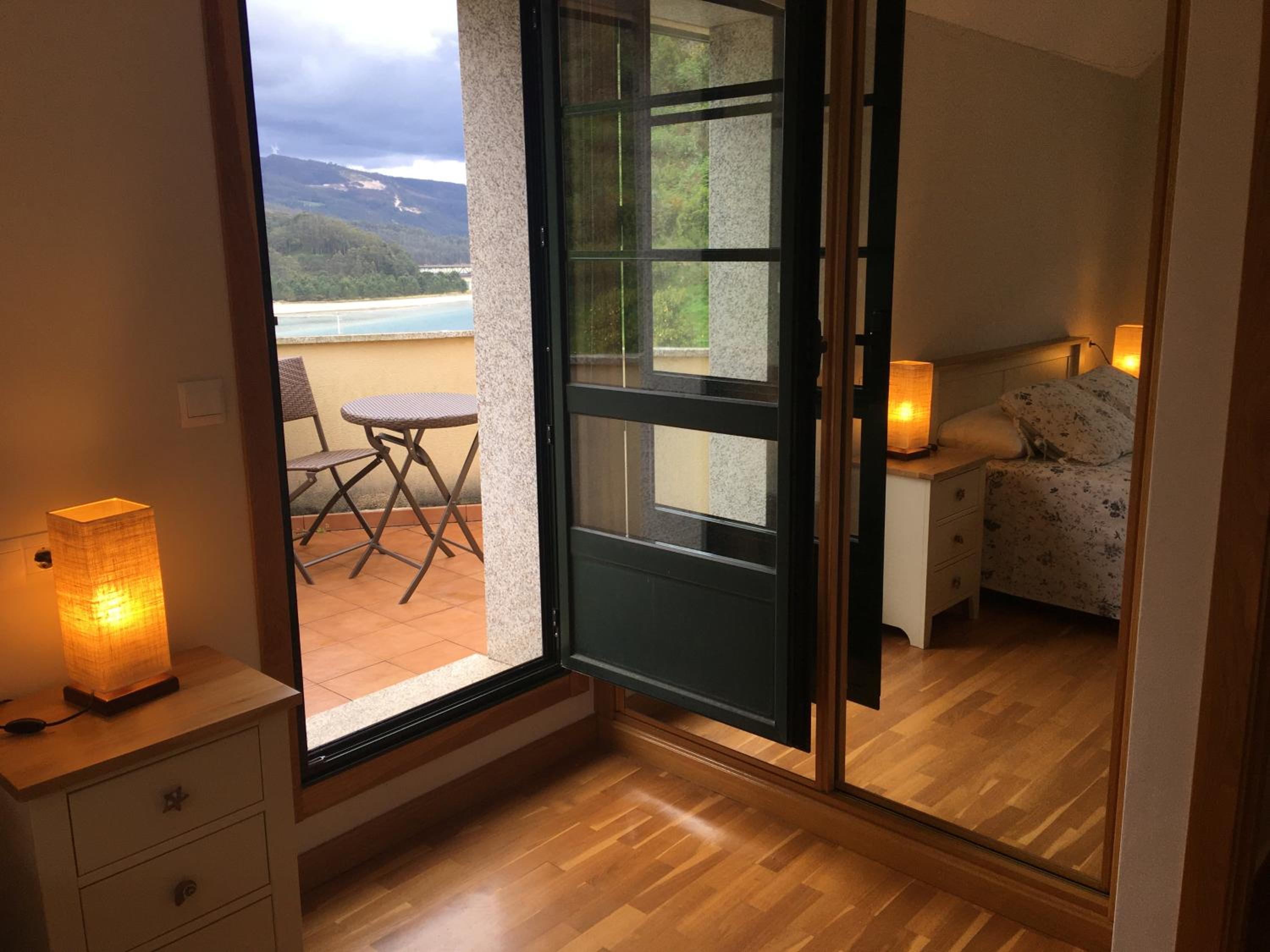Apartamento en Porto do Barqueiro con terraza mirando al mar