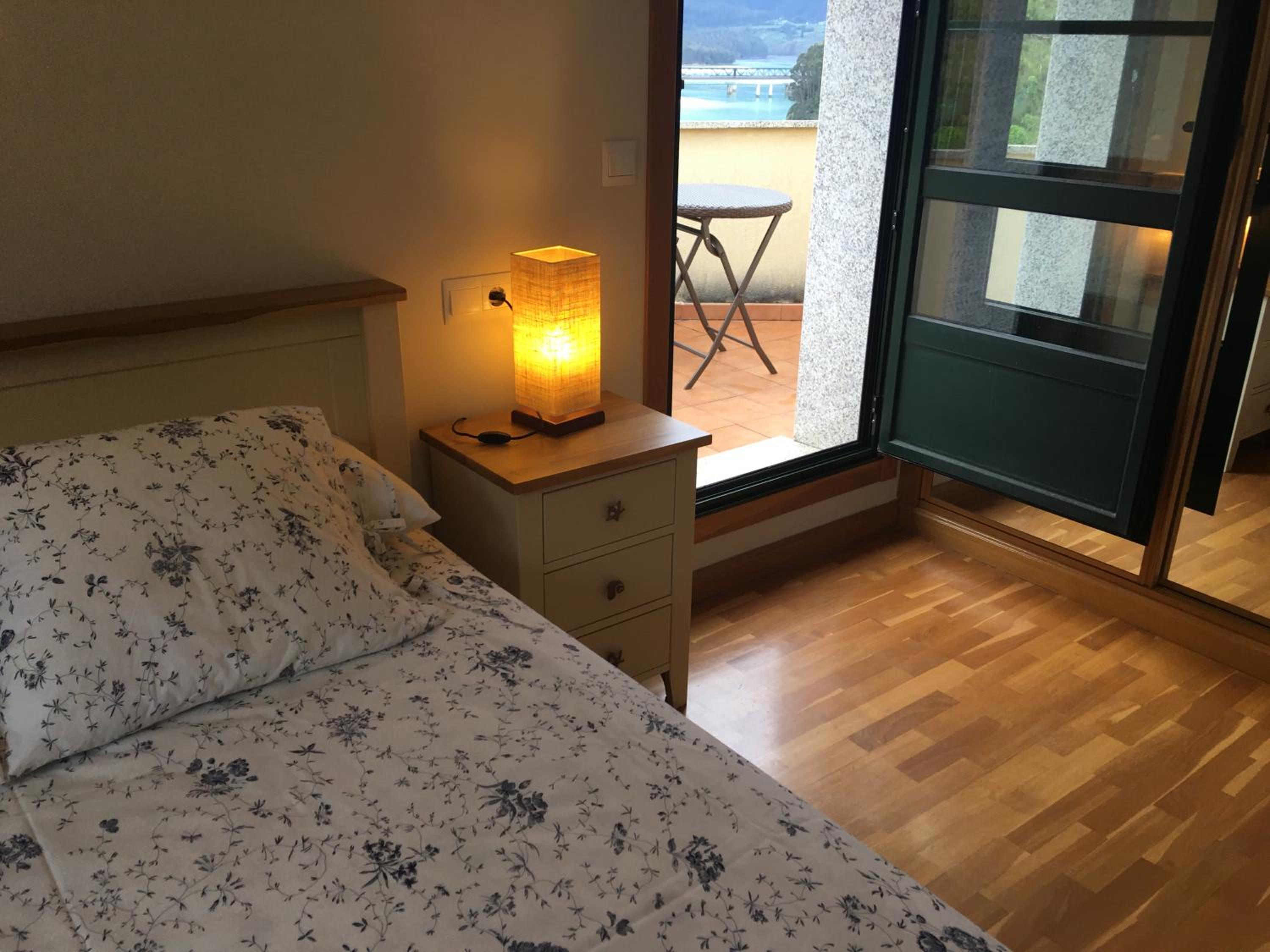 Apartamento en Porto do Barqueiro con terraza mirando al mar