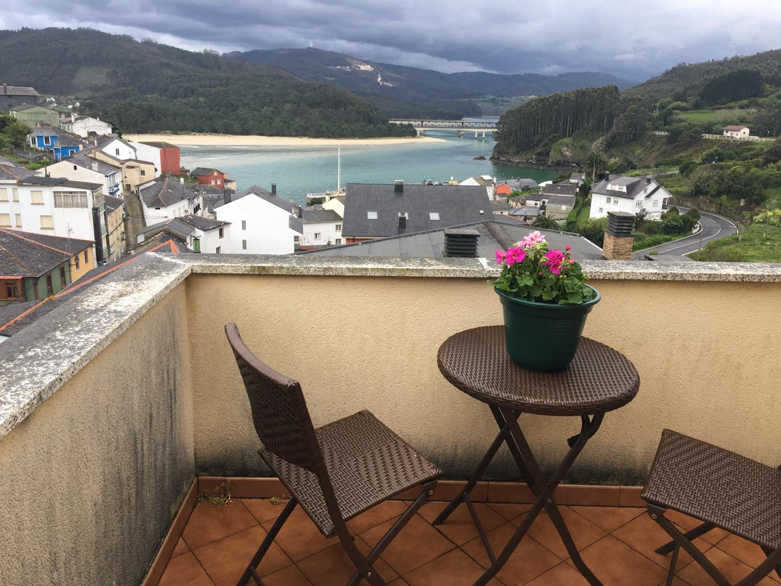 Apartamento en Porto do Barqueiro con terraza mirando al mar