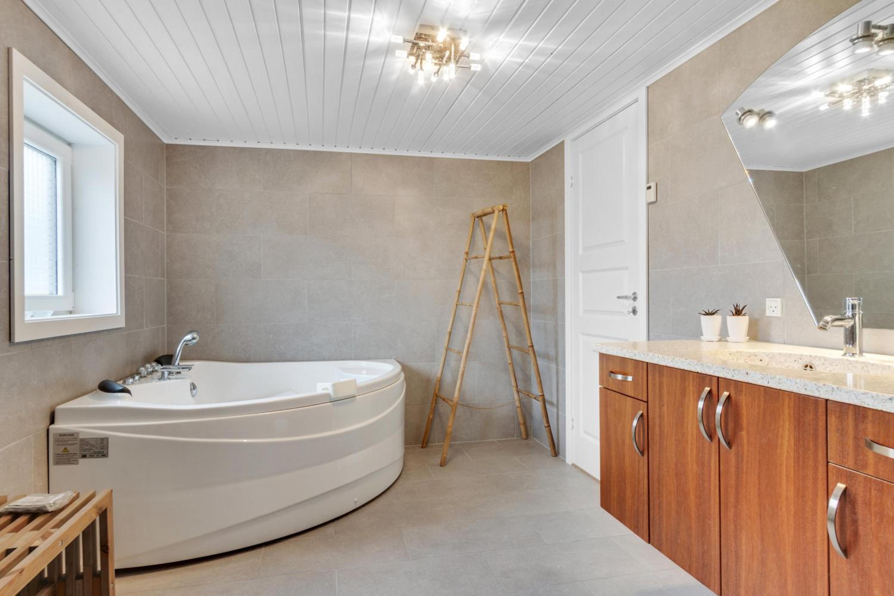Large And Newly Renovated Holiday Home In Cozy Ingstrup