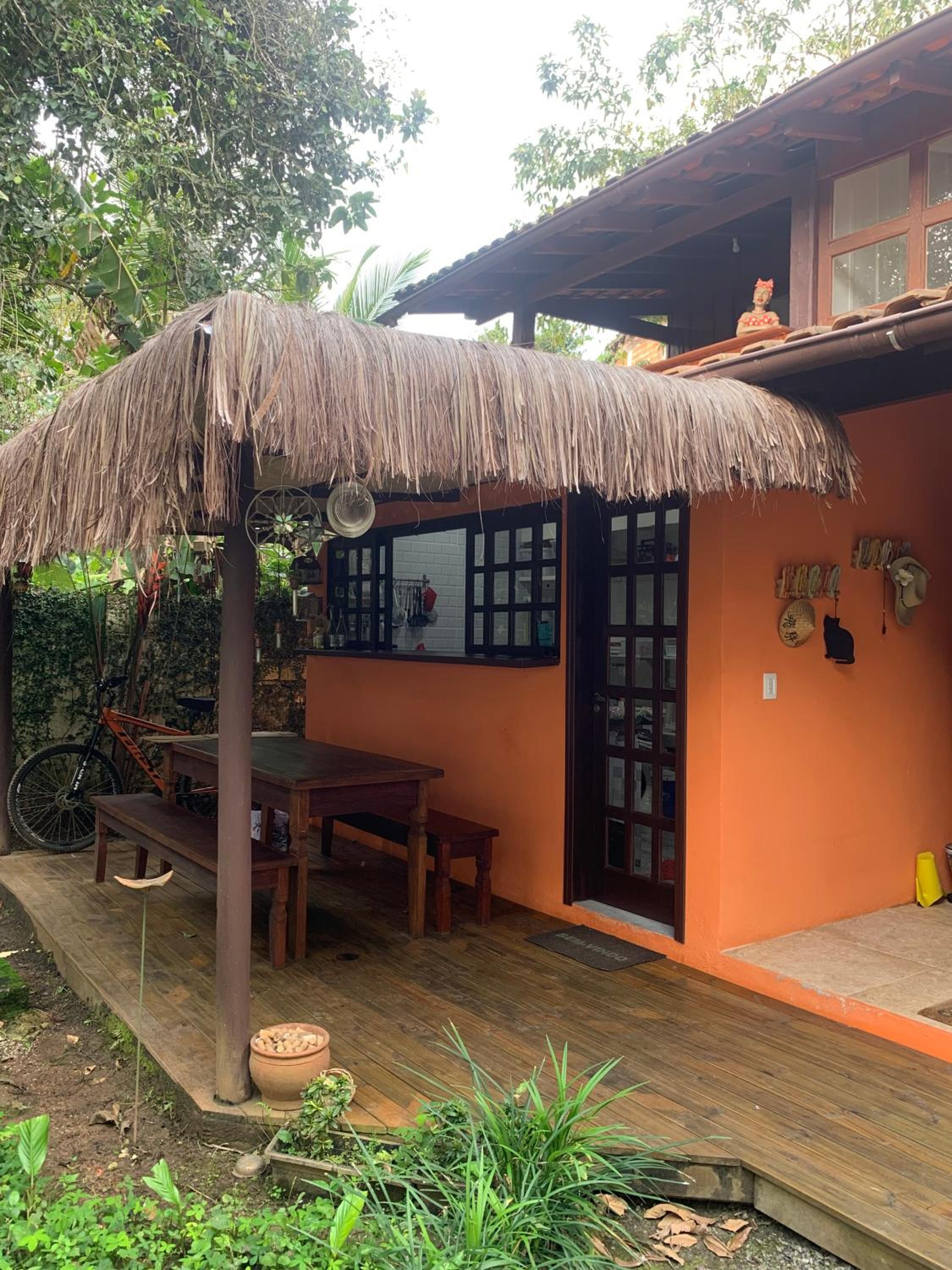 Casa charmosa em Camburi, perto da praia, com garagem-São Sebastião