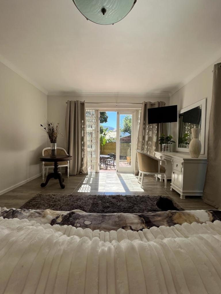Beau Chambre Hout Bay view 5