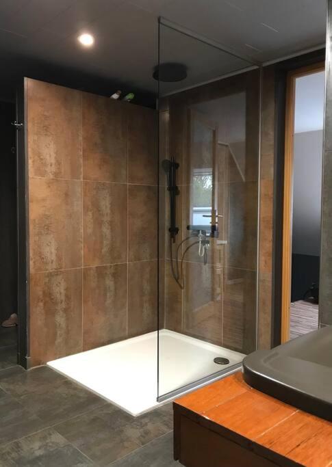 Maison moderne avec sauna et bain nordique