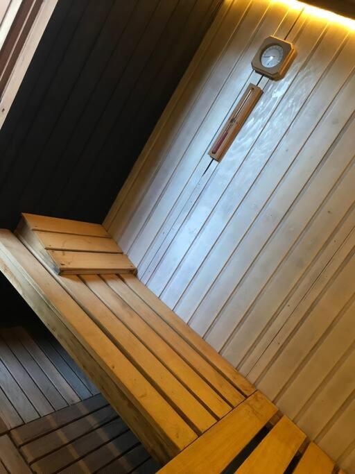 Maison moderne avec sauna et bain nordique