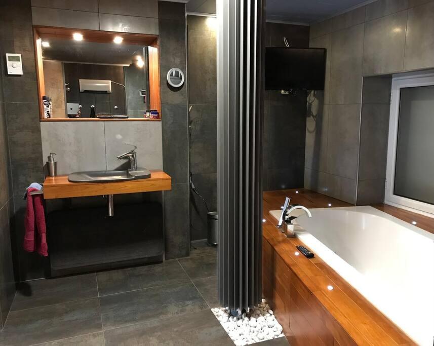 Maison moderne avec sauna et bain nordique