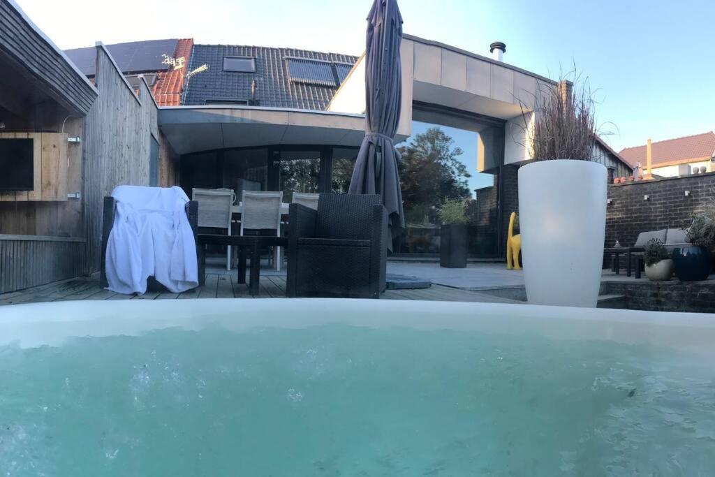 Maison moderne avec sauna et bain nordique