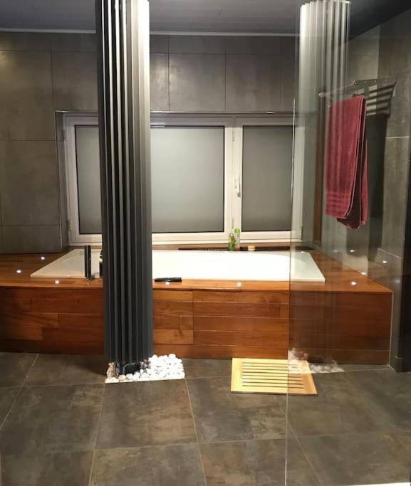 Maison moderne avec sauna et bain nordique