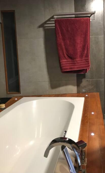Maison moderne avec sauna et bain nordique
